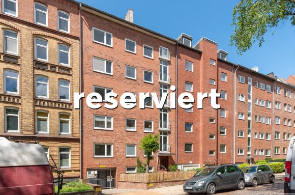 Mehrfamilienhaus mit Hofgebäude und Stellplätzen